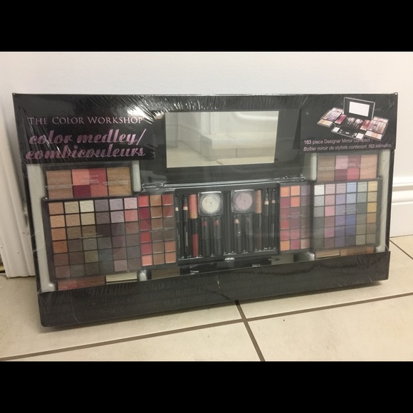 Makeup Kit - Picture 1 of 2